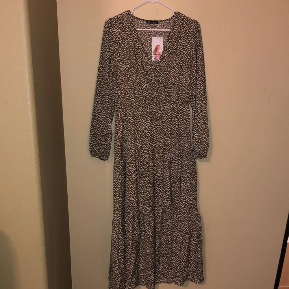 Olive and white patterned maxi dress from Prettygarden. Size medium.